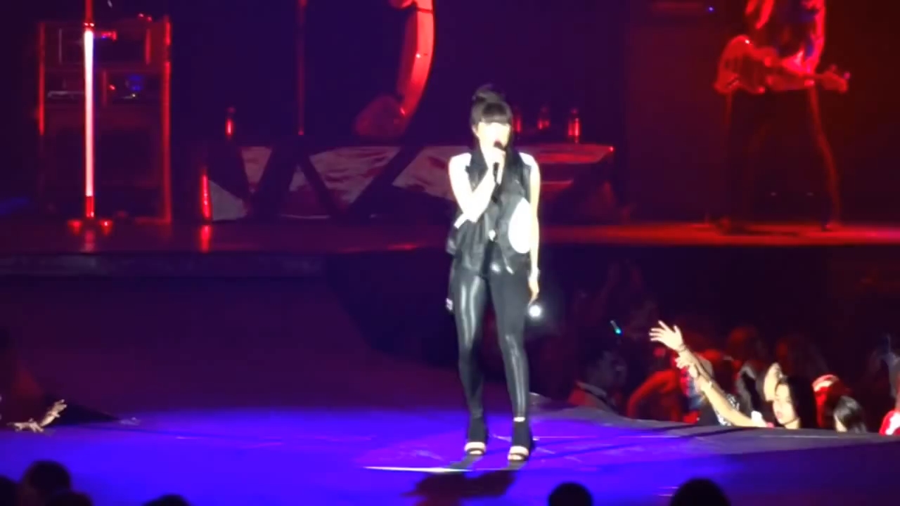 Carly Rae Jepsen - Call Me Maybe (Believe Tour)_shot_000